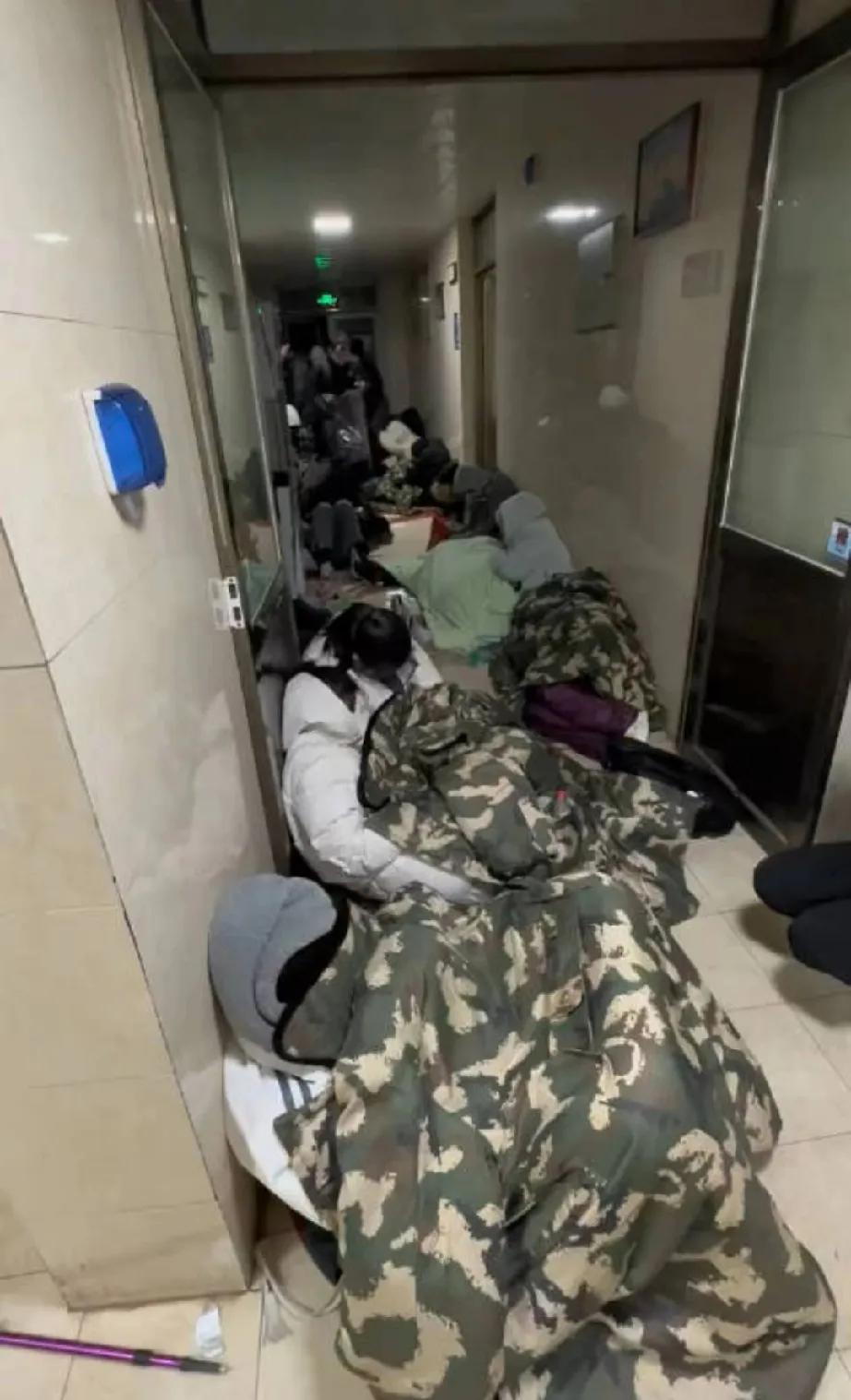 五一假期首日凌晨，泰山山顶公厕竟成避寒胜地？游客们为何宁愿挤在公厕里，也不愿错过
