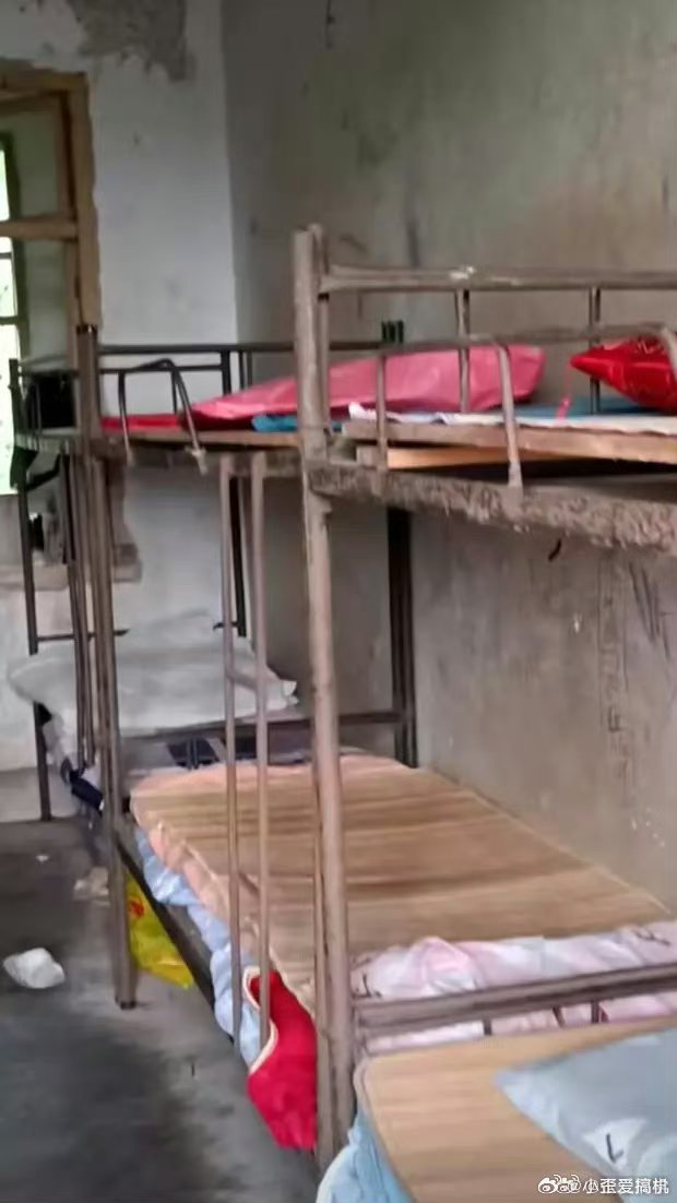 家长怒斥中学宿舍条件不如二十年前的确不如民工住的。真的太差了 这个要好吧 ​​​