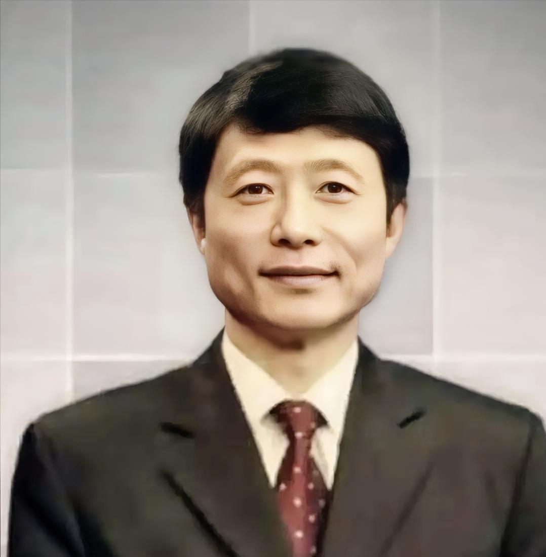 已逝的南开大学教授艾跃进，凭着藏在纤弱身躯里的浩然正气，戳中了某些人的痛处、动了