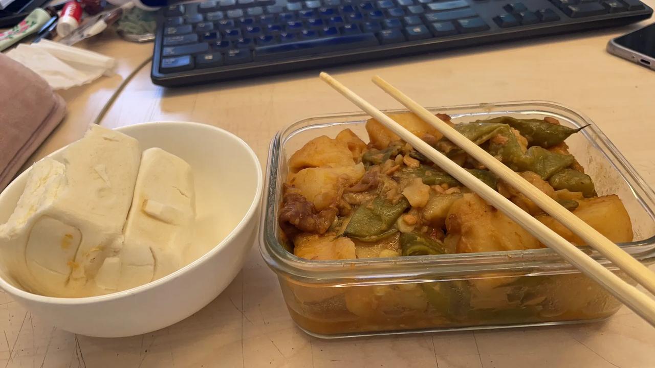 馒头配青椒土豆，健康又美味！🥗🍜