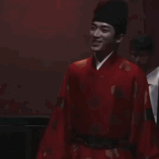 #萧蘅成亲爽成了王星越#王星越和吴谨言这段吻戏花絮被磕疯了！在《墨雨云间》拍摄花