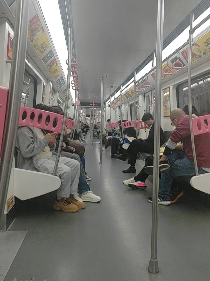 重庆轨道交通十点还是这么热闹