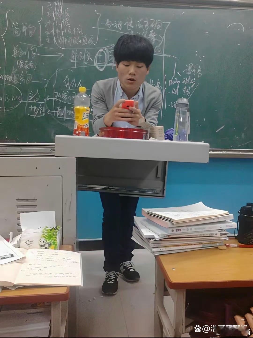 当年在新东方任教时的董宇辉，那时的他也不知道以后的自己有多了不起吧 