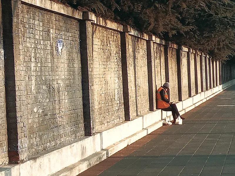 不需要试图向不理解你的人解释你自己。

理解的人无需解释，不理解的人不信解释。