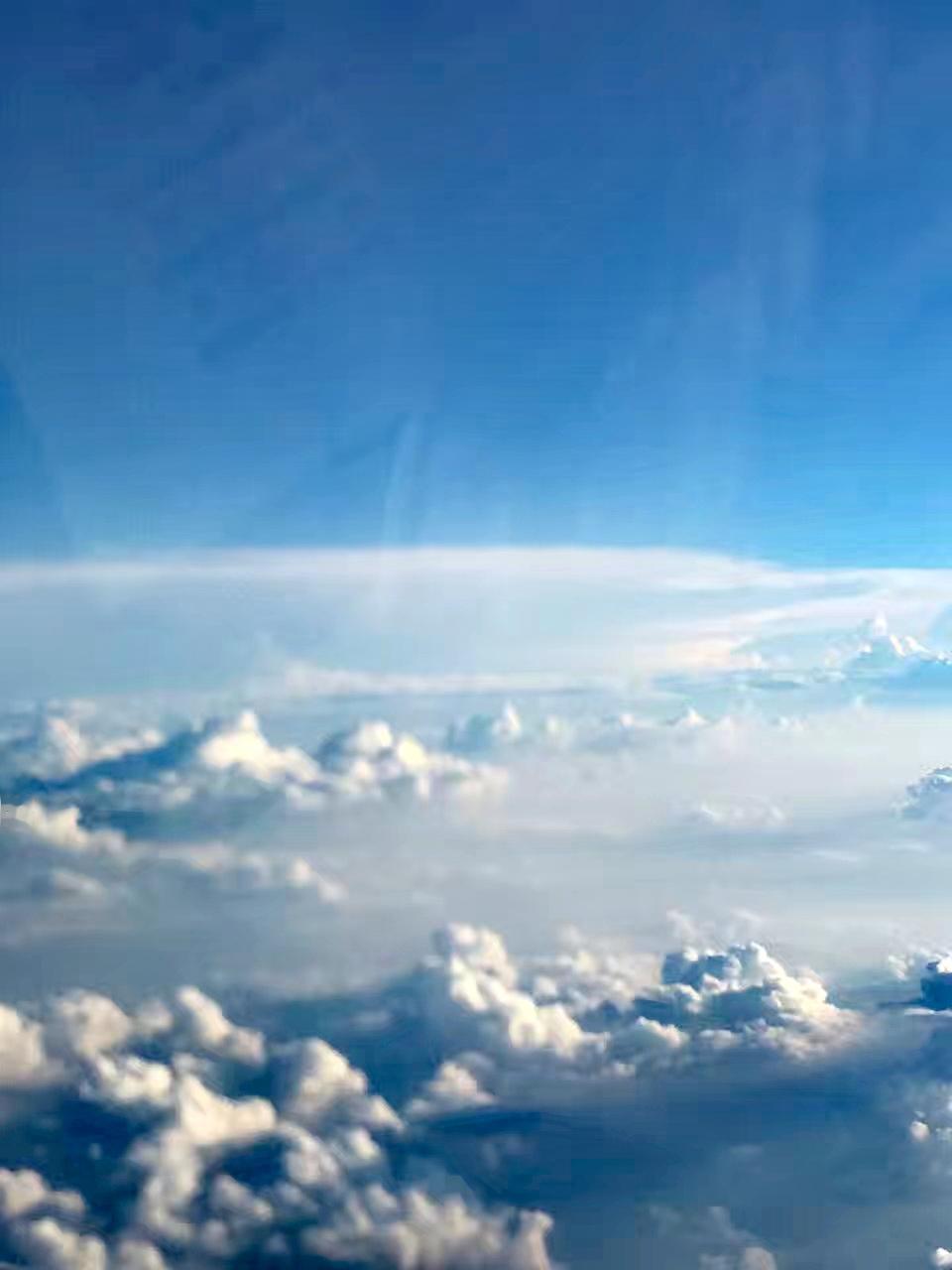 晒晒天空的美在10000米高空之上，拍摄的云海及夕阳西下的自然美景。