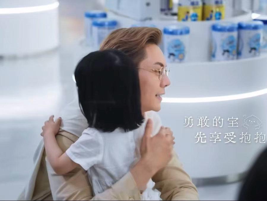 陈伟霆变身孩子王 孩子真的是陈伟霆的开关！没娃的时候是酷盖，有娃的时候自动切换奶