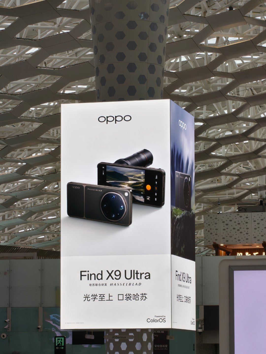 深圳机场的广告牌，是手机厂商必争之地，各家高端旗舰手机销量最多的城市，科技之都，