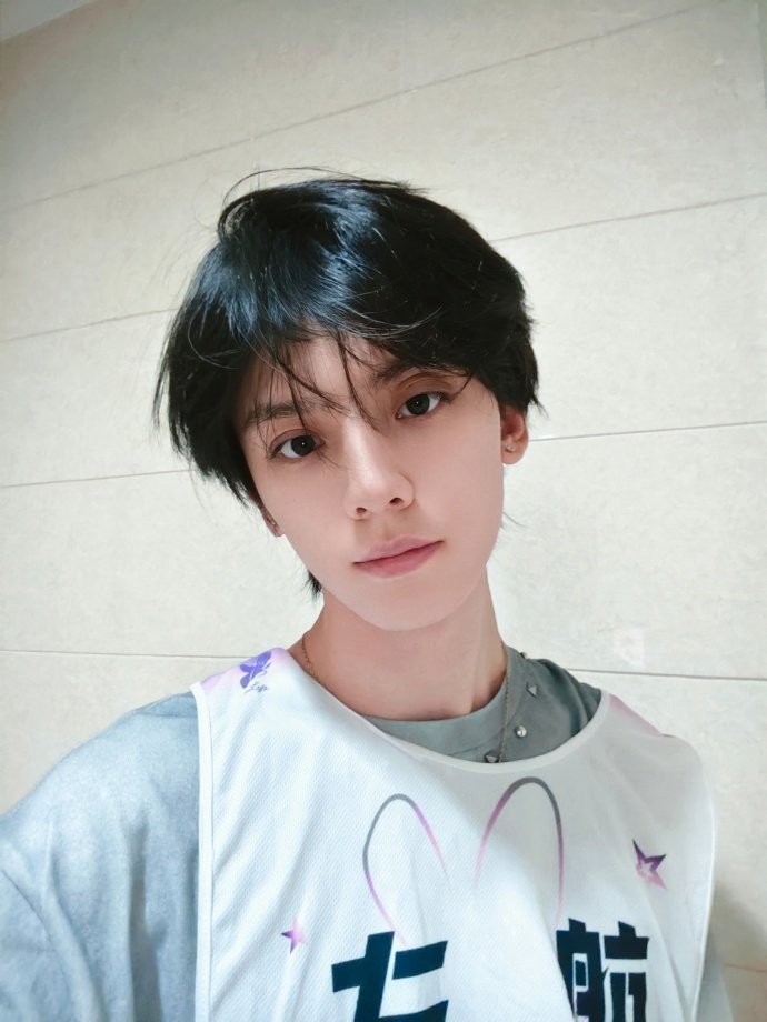 左航今日状态躲太阳左航发彩排自拍 左航发彩排自拍，左航今日状态躲太阳，还是有点热