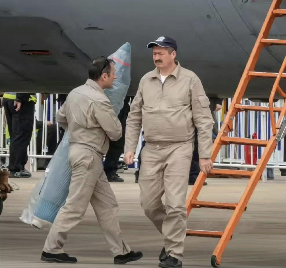 俄军来南昌看飞行表演，走的时候人手一个“东风-5C”抱枕，这哪是纪念品，简直是战