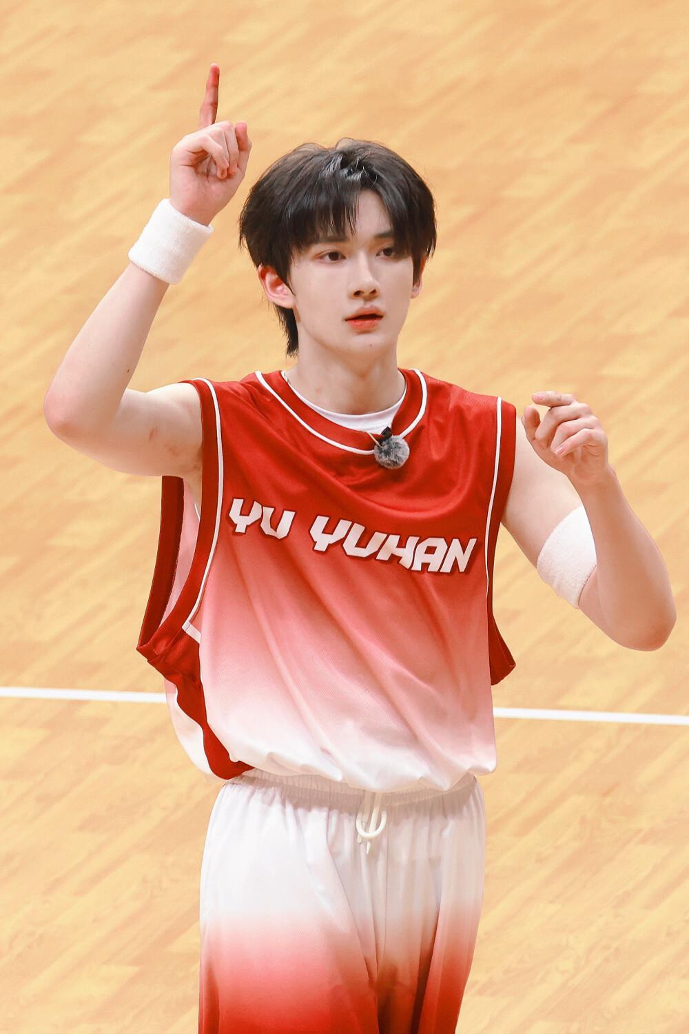 余宇涵 第一次觉得楼上的菜好吃 这孩子也太好养活了吧！一顿好吃的就能让他这么开心