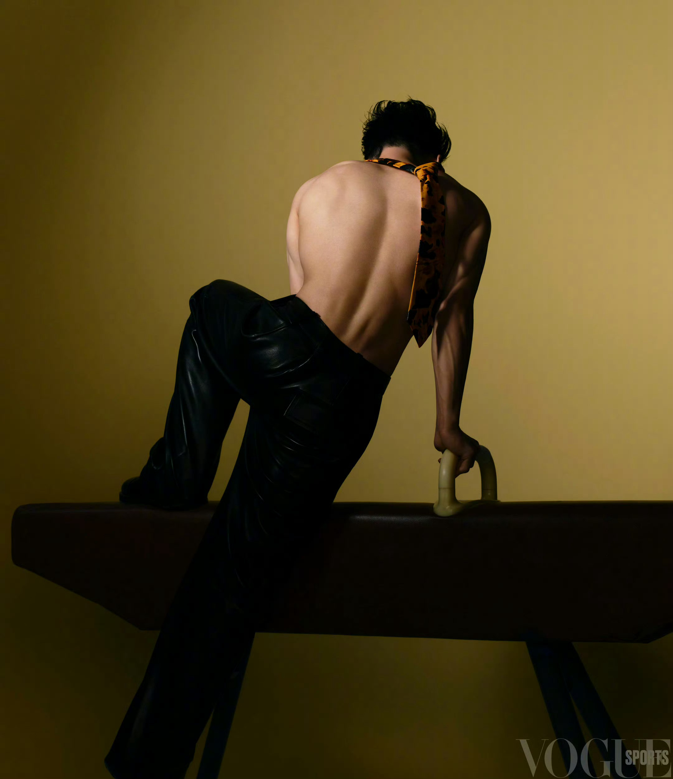 张博恒出镜Vogue sports时尚大片好强壮有力的背部肌肉，手臂线条也极显风