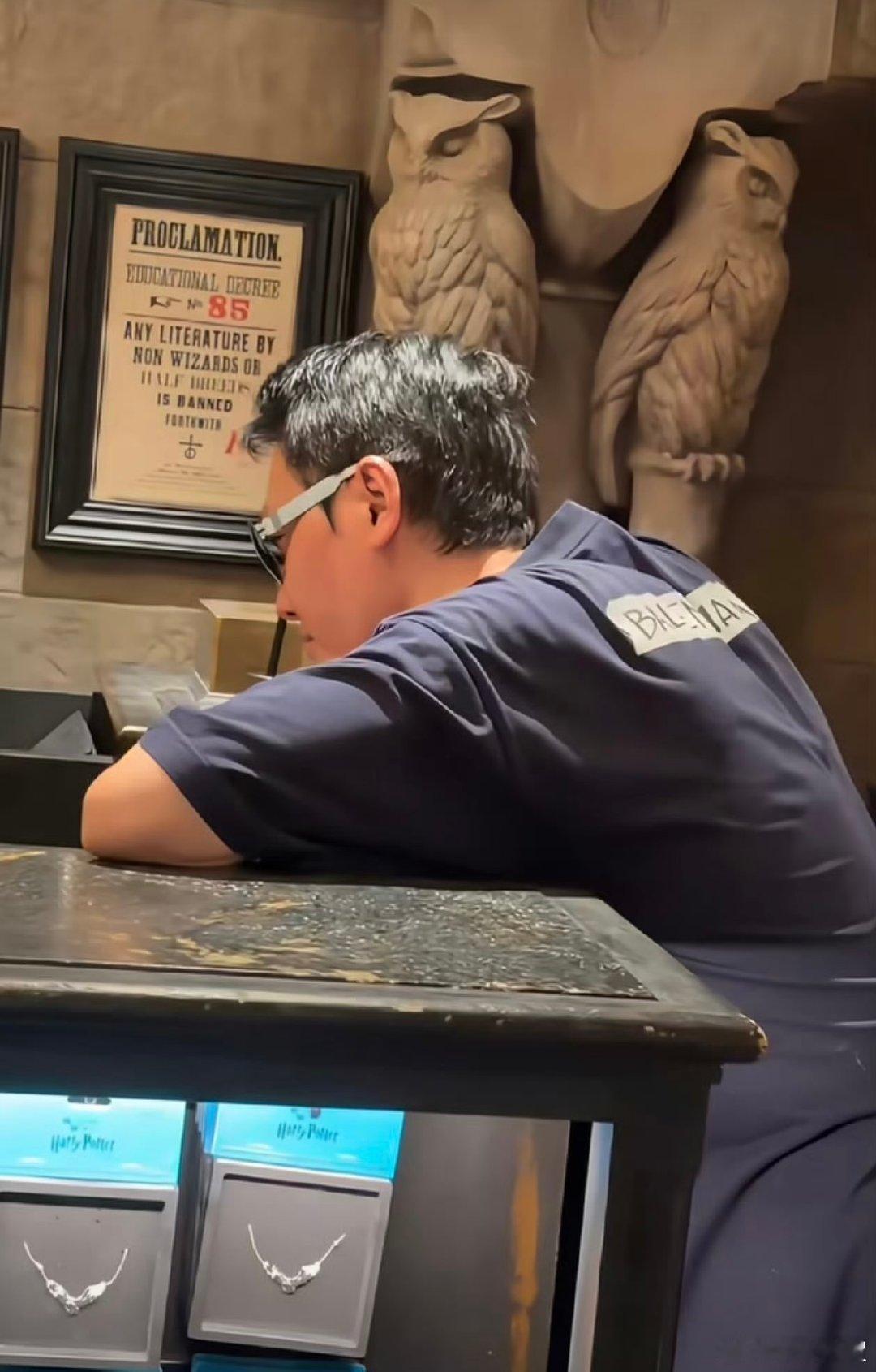 冯绍峰带想想游玩环球影城网友环球影城偶遇冯绍峰想想路人随手拍下一幕，冯绍峰牵着想