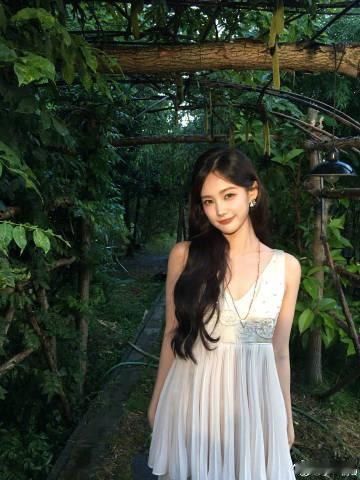 李一桐灵魂画手李一桐画的她和小猫人美景好猫可爱，就是这幅抽象画是谁画的？