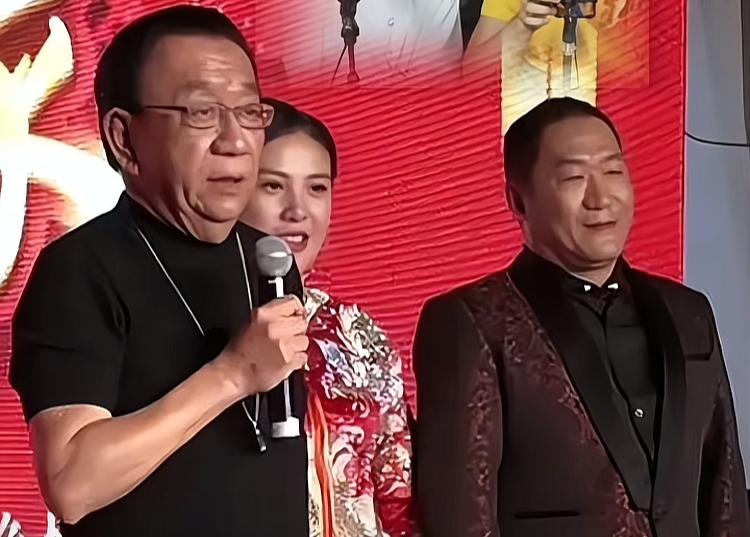 当年，侯耀华在谢东婚礼上任主持人时的一幕。