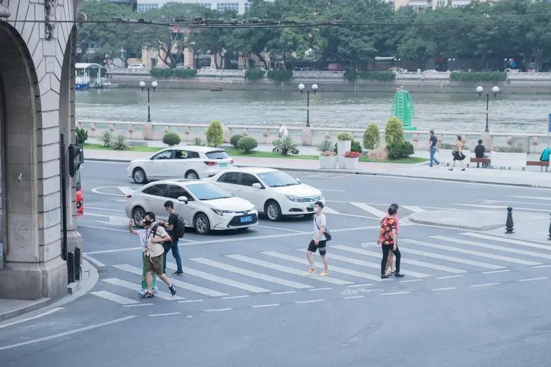 一提到广州的电鸡，不少广州市民就深恶痛绝。
大家都说电鸡骑手不是乱闯红灯，就是在