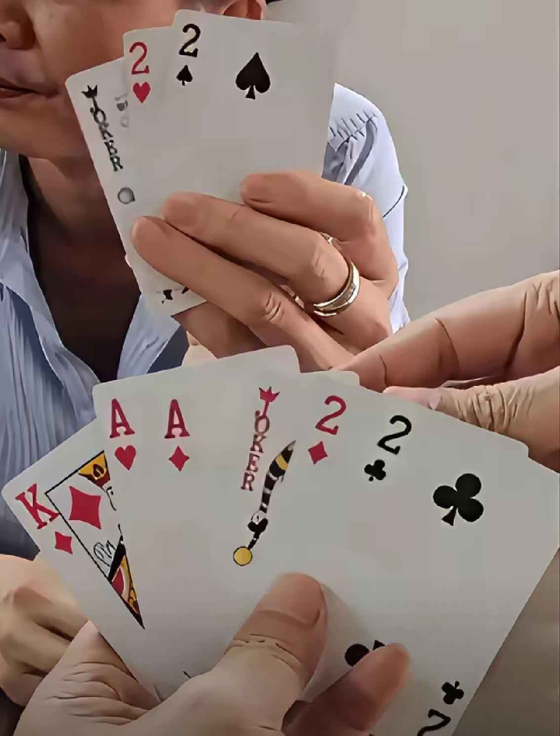 太简单能赢了，先出对2，然后单K，大王，赢了。