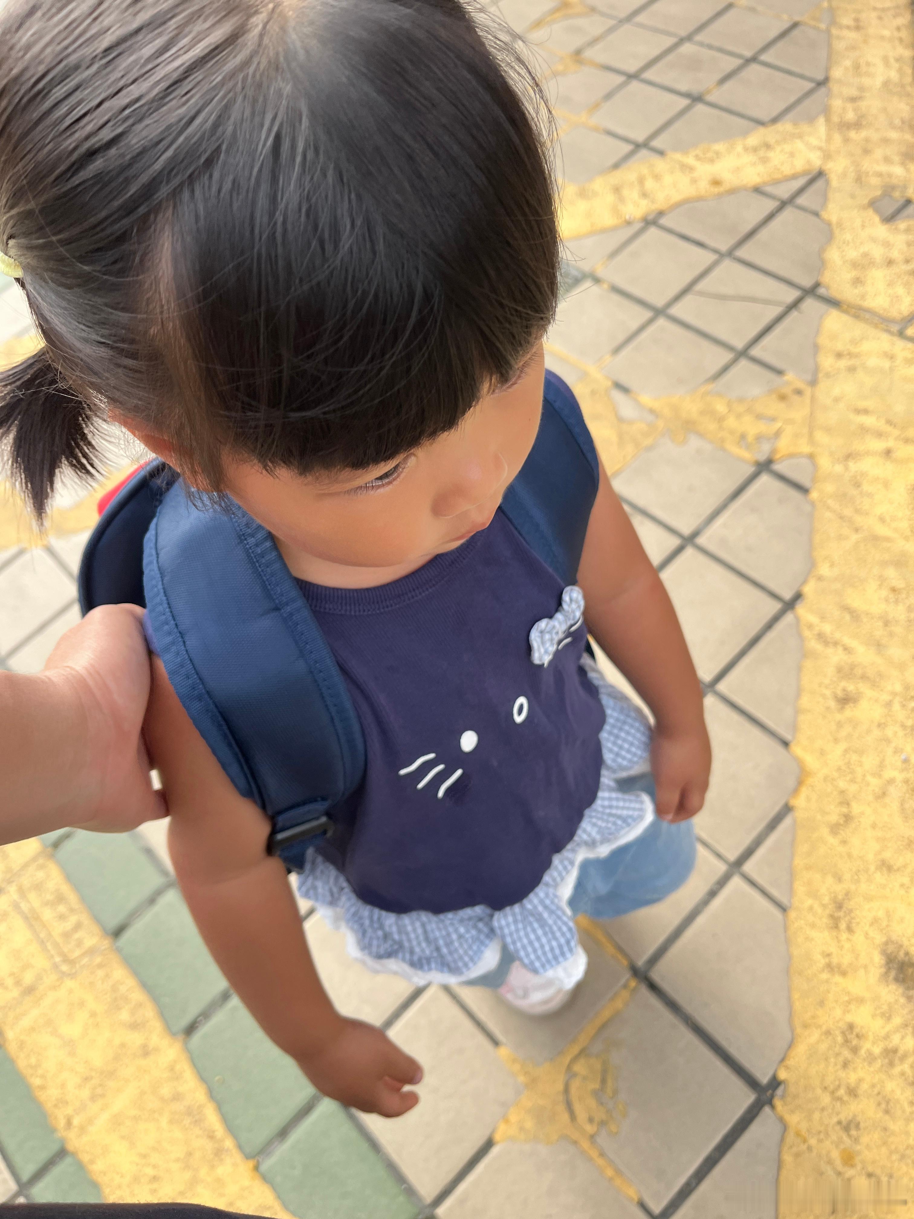 上学了，昨晚开空调，睡得好香，我和她说开了空调就不要开风扇，她说空调吹不到她，不