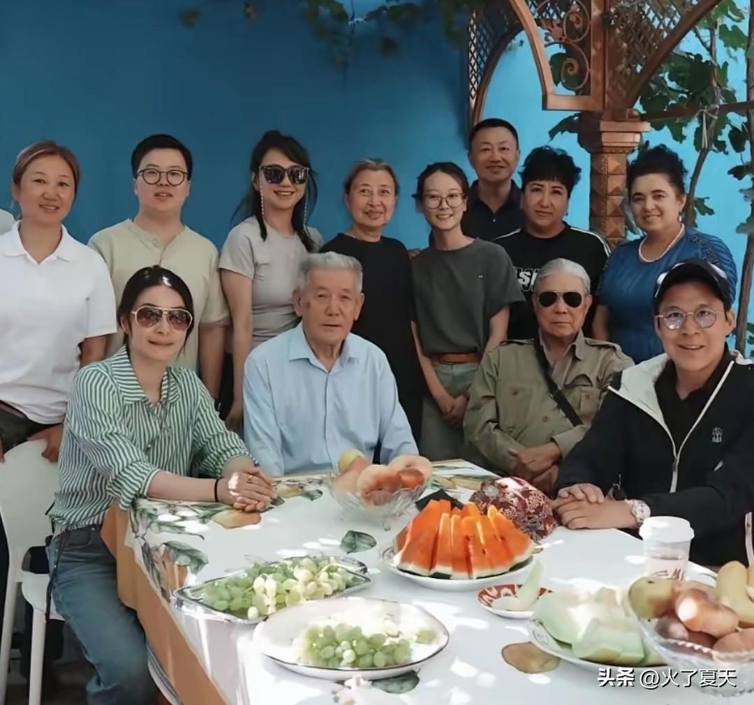霍启刚兑现了承诺，
9月3日带着双方父母和三个孩子，自驾游来到了新疆伊犁，三代人