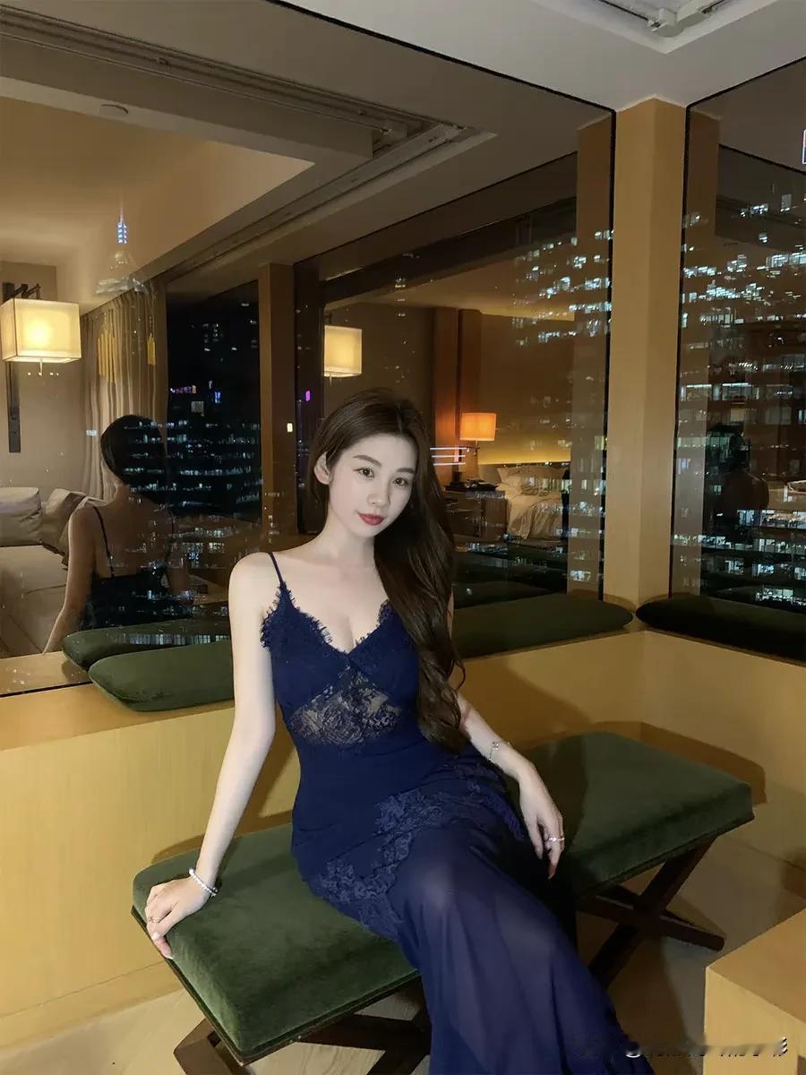 夜色裹着城市的万家灯火，在玻璃上晕出温柔的光斑，难得偷得半日闲，坐下来慢慢享受这