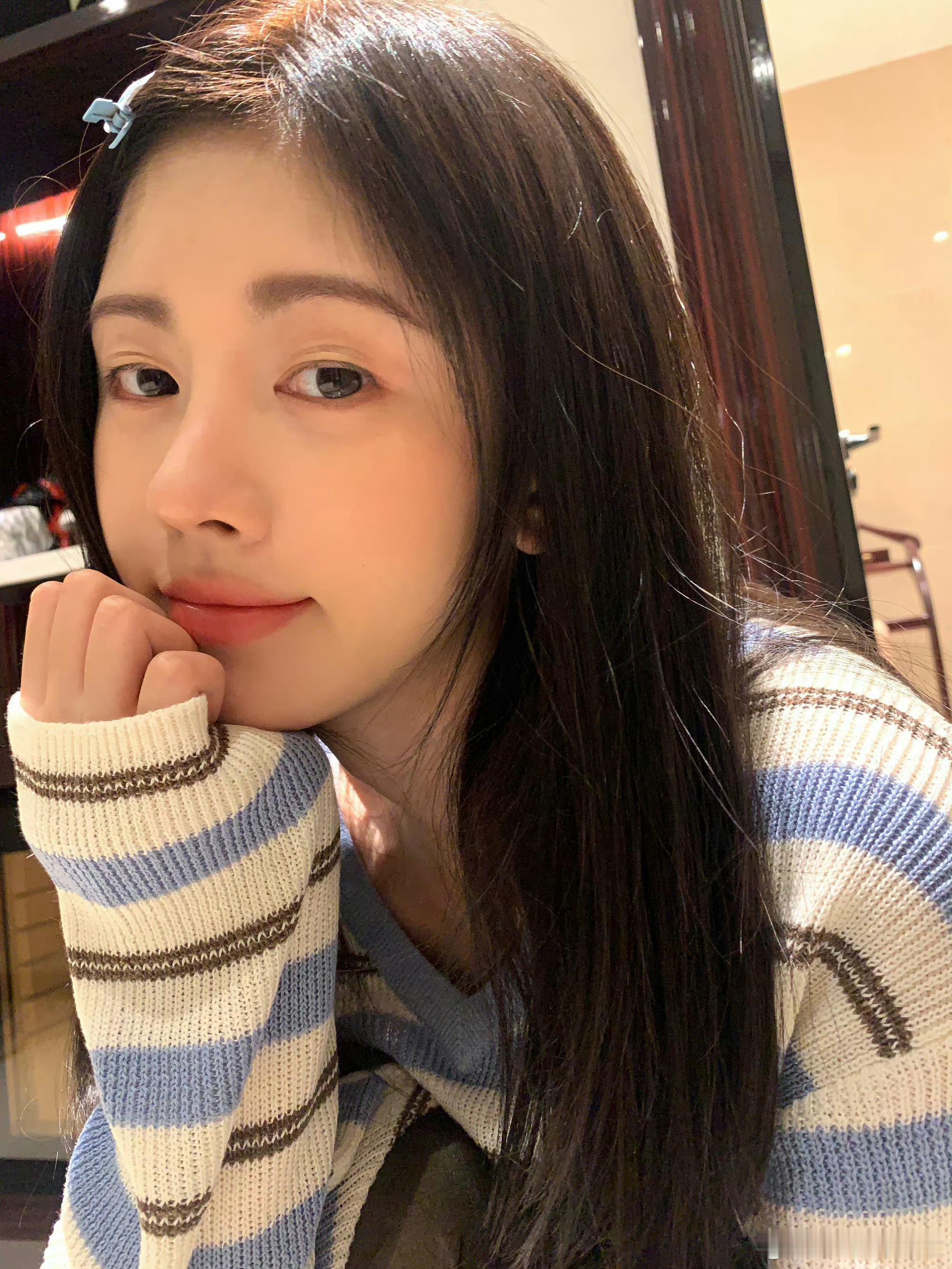 #鞠婧祎更新自拍#鞠婧祎宝贝美🉐让人安心又多了几个自拍姿势，可以拍起来了[羞嗒