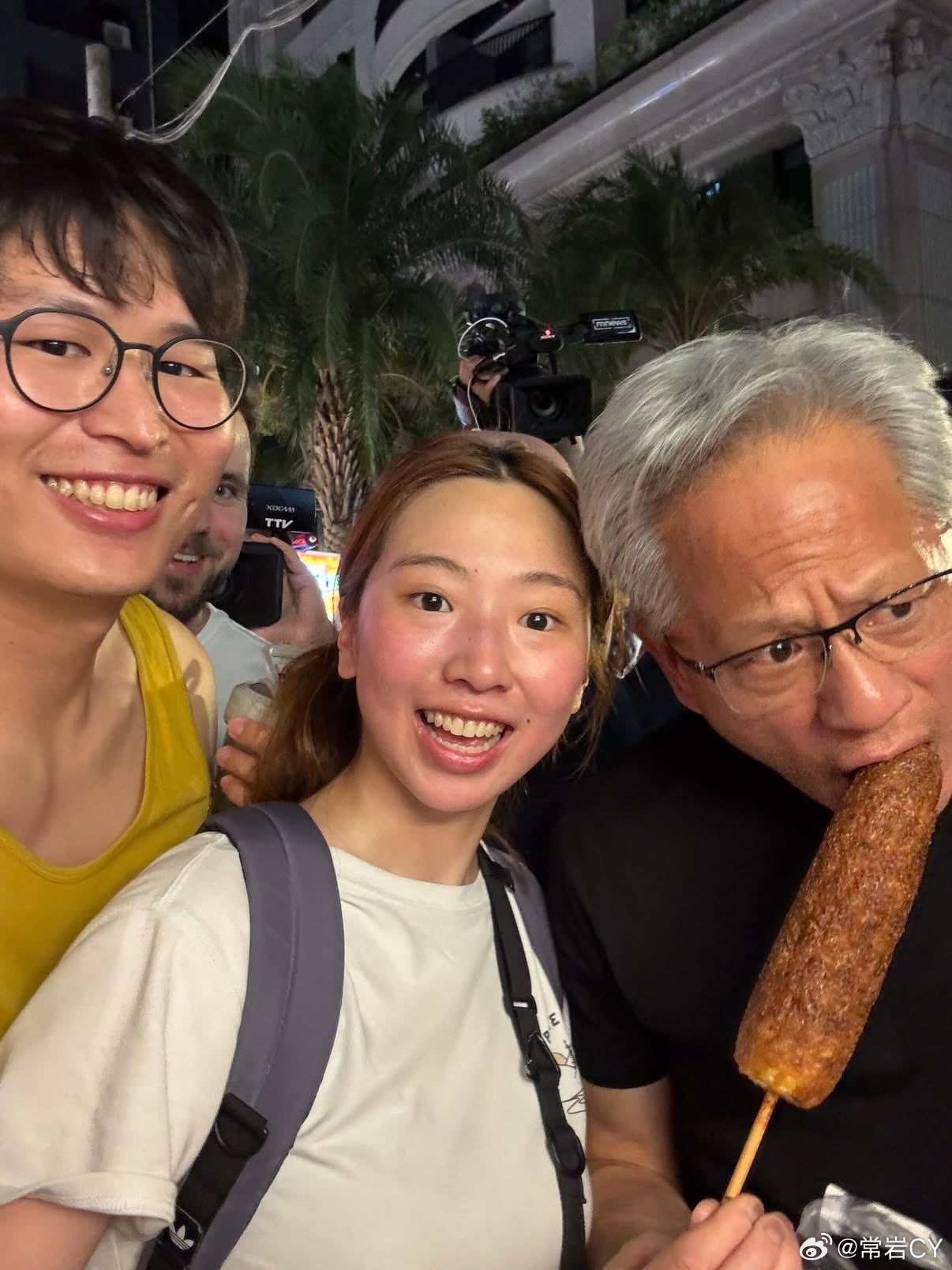 黄仁勋也太有喜感了……去年当众唱歌直播刷屏，今年又当众尝人烤玉米感觉这根玉米能换