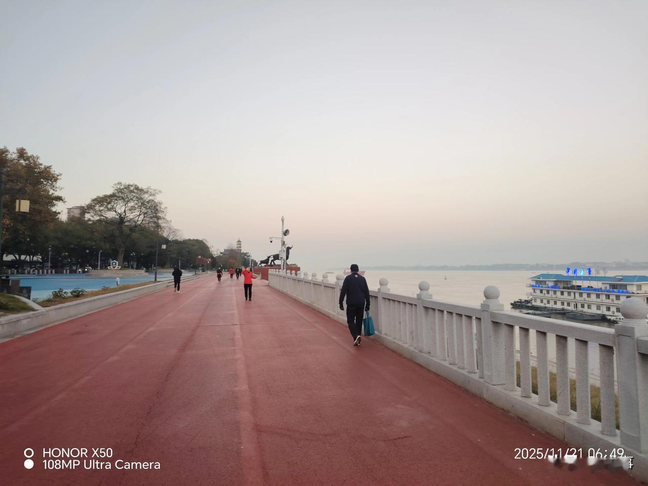 冬日生活打卡季11月21日长江岸边晨练打卡