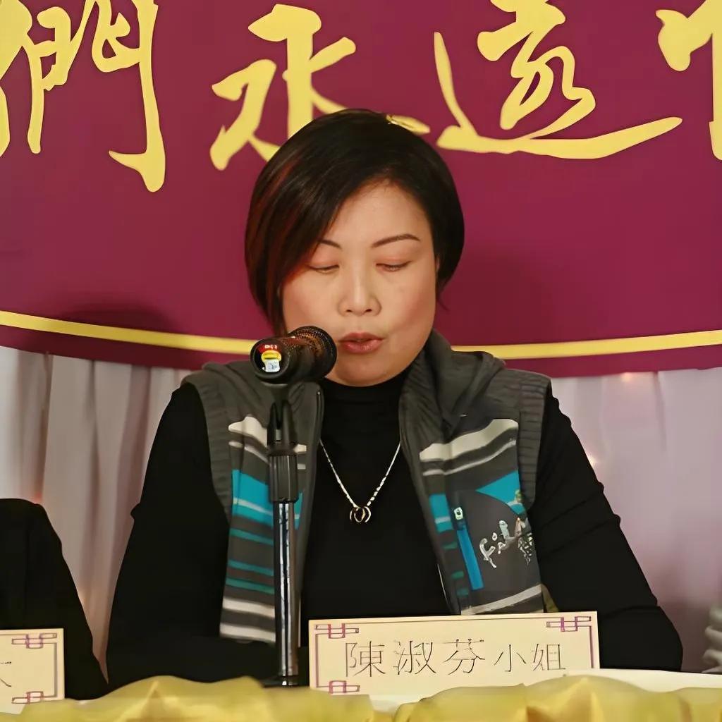 2008年，陈淑芬、姜家麟参加沈殿霞的追思会，一张珍贵的，神情肃穆，难掩心中悲痛