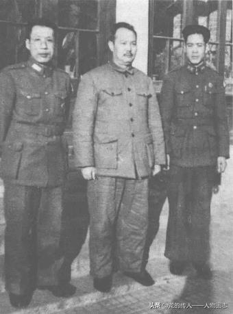 1946年伍修权(左)任军调部长春执行分部中共首席代表时与叶剑英(中)、龙桂林合