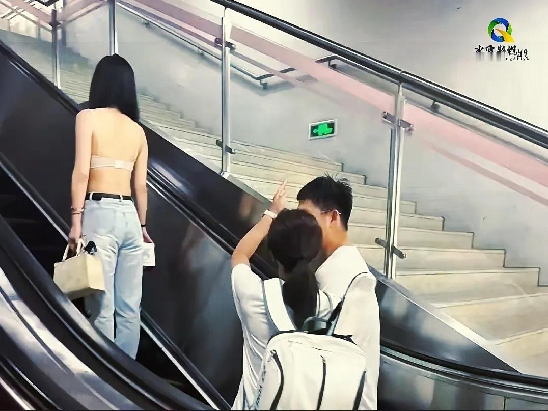 这个时候，你女朋友会怎么做？？

商场中，扶梯稳步上升，前面站着一位美人，她穿着