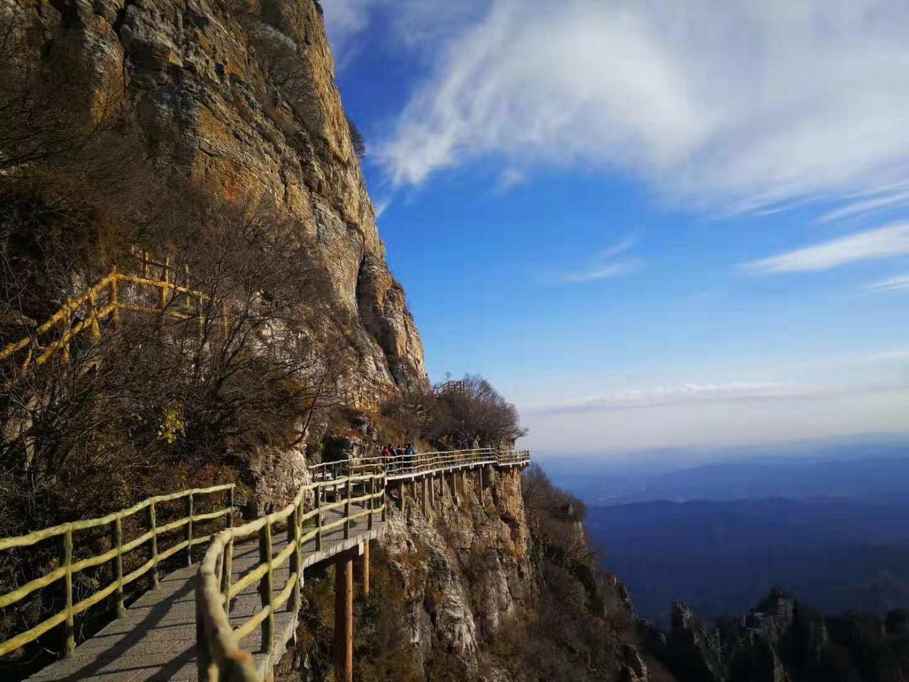 分享一张你在路上拍到的天空吧从俄罗斯贝加尔湖转战河北白石山，我站在太行山之颠航拍