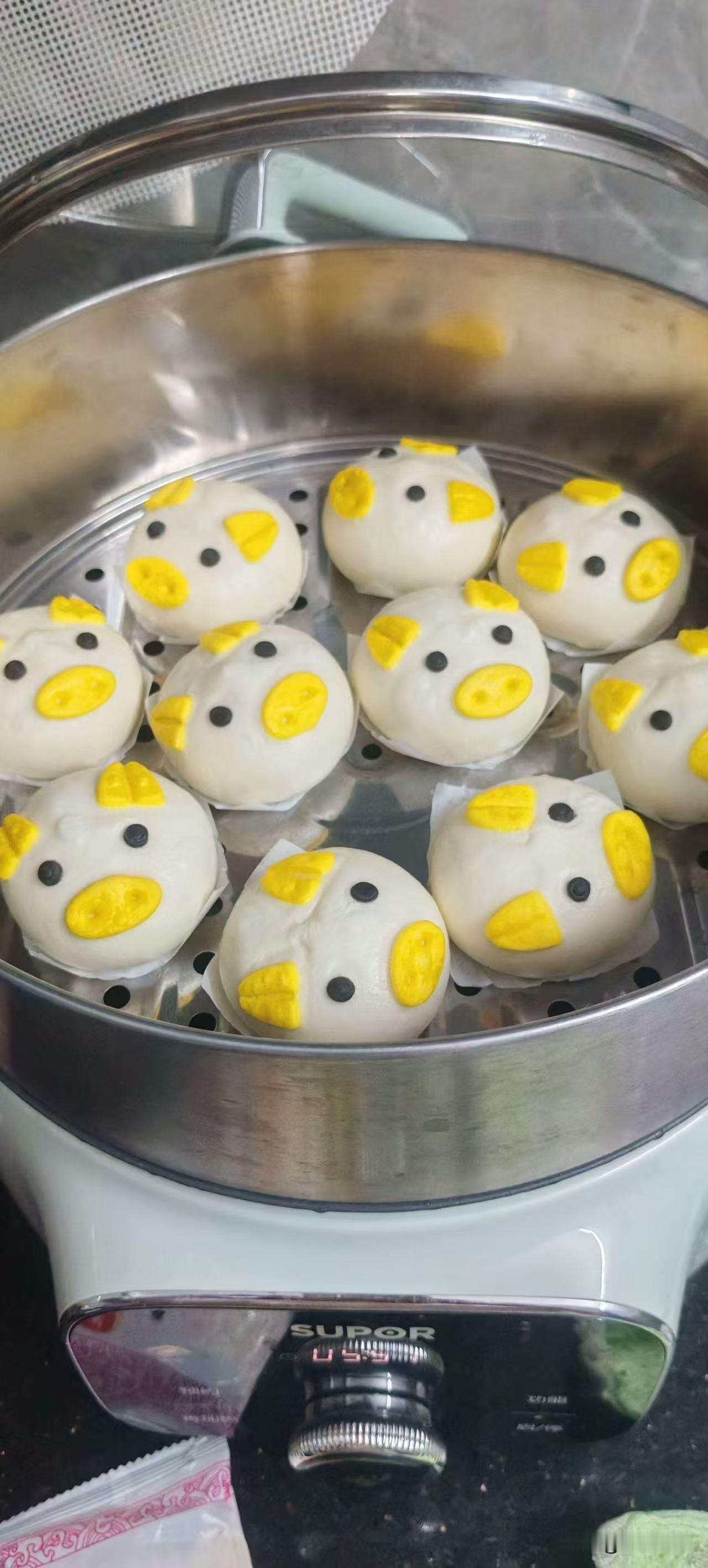 今天早餐直接被这群“小猪仔”萌到了！蒸锅里圆滚滚白胖胖，黄嘴黄耳配黑豆豆眼，一个