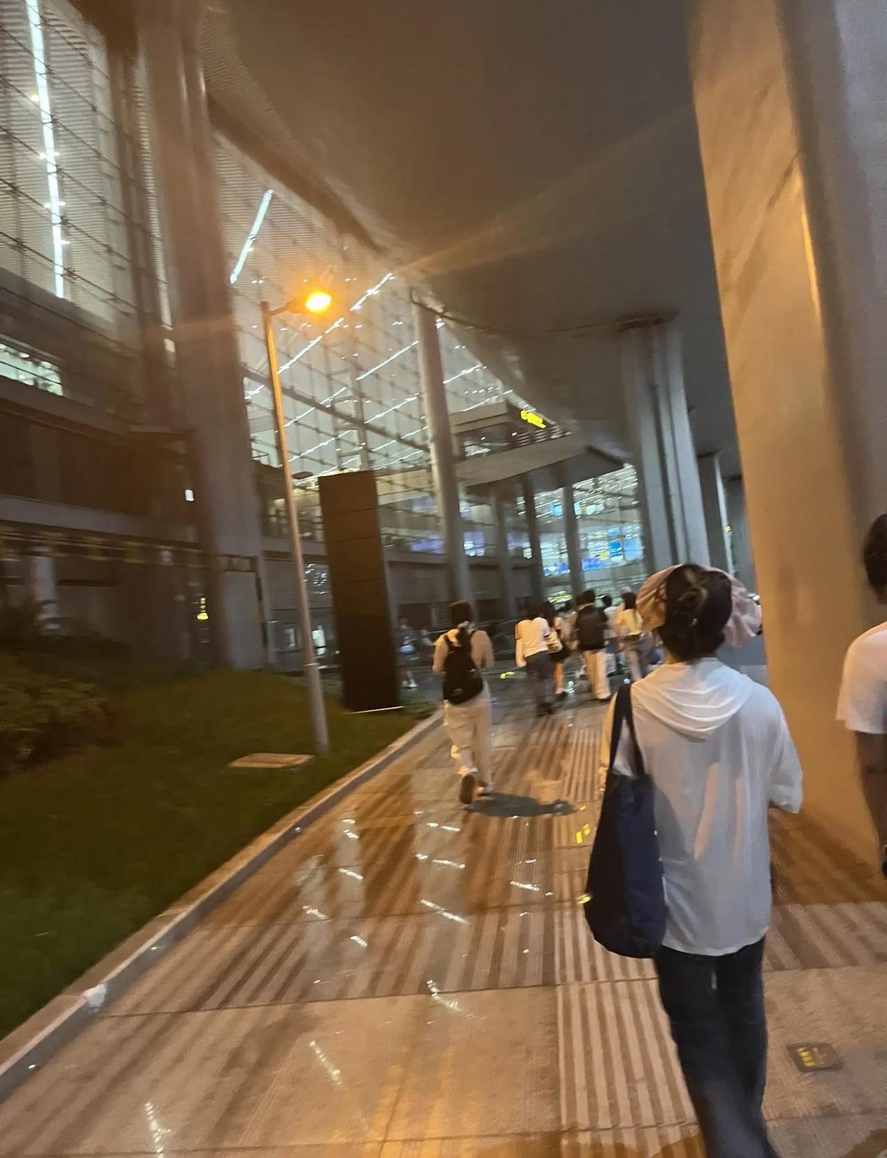 鞠婧祎重庆接机。当每个人都失意回去的时候，我就明白追星女的爱最伟大鞠婧祎接机重庆