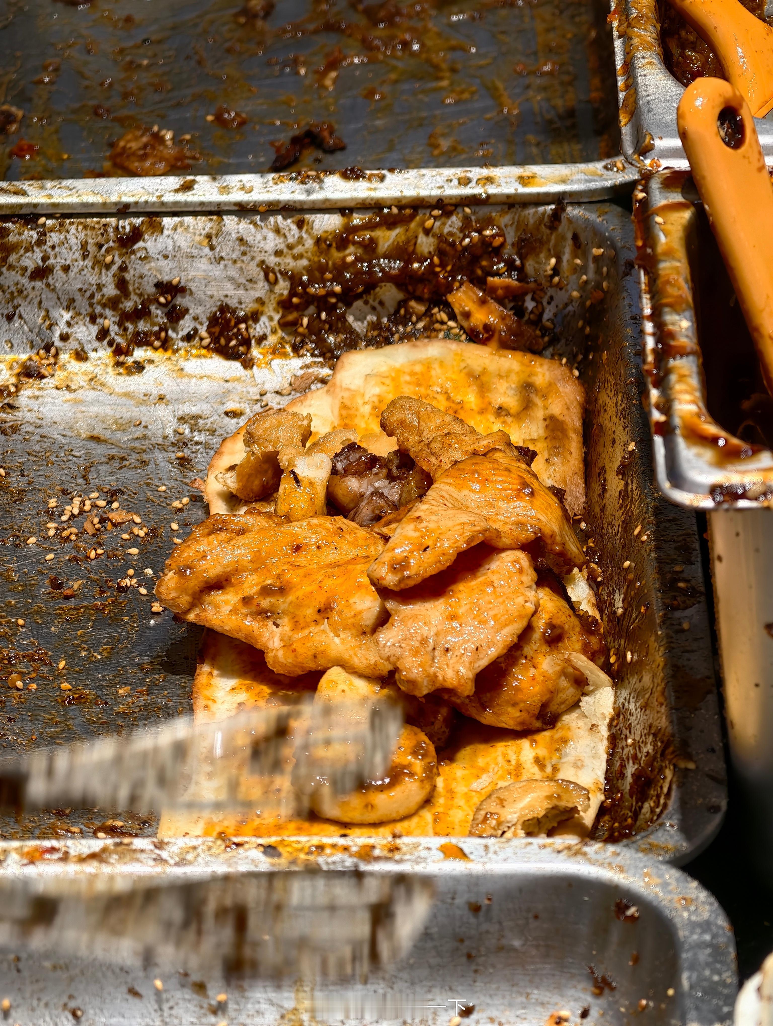 晚安朋友们，今晚我又吃了烧饼夹里脊夹羊肉串，就问你这个料不足？有点东西 ​​​