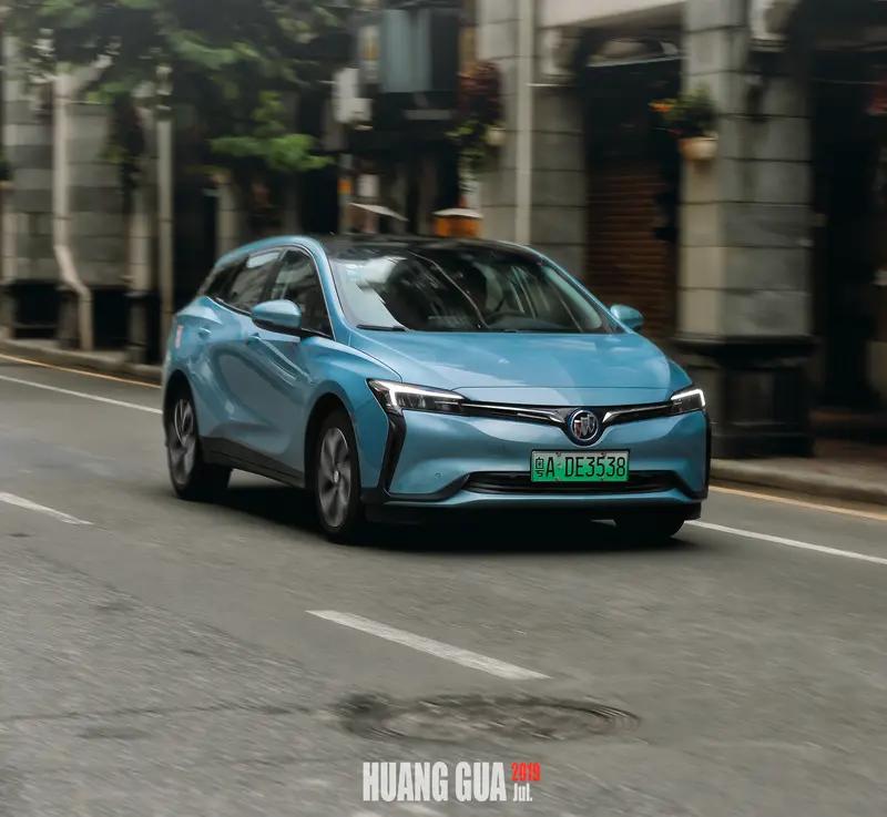 新能源汽车保养时间得看具体车型。纯电车型一般5000公里左右首保，之后每1000