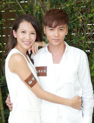 张晋这会儿肠子都悔青了吧


恋爱长跑五年，
结婚拖到蔡少芬主动开口。
现在回头