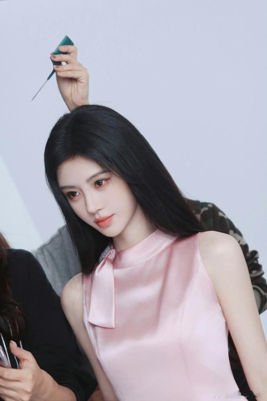 鞠婧祎2025最受年轻人喜爱女明星 每次亮相都成为话题焦点，鞠婧祎无疑是年轻人心