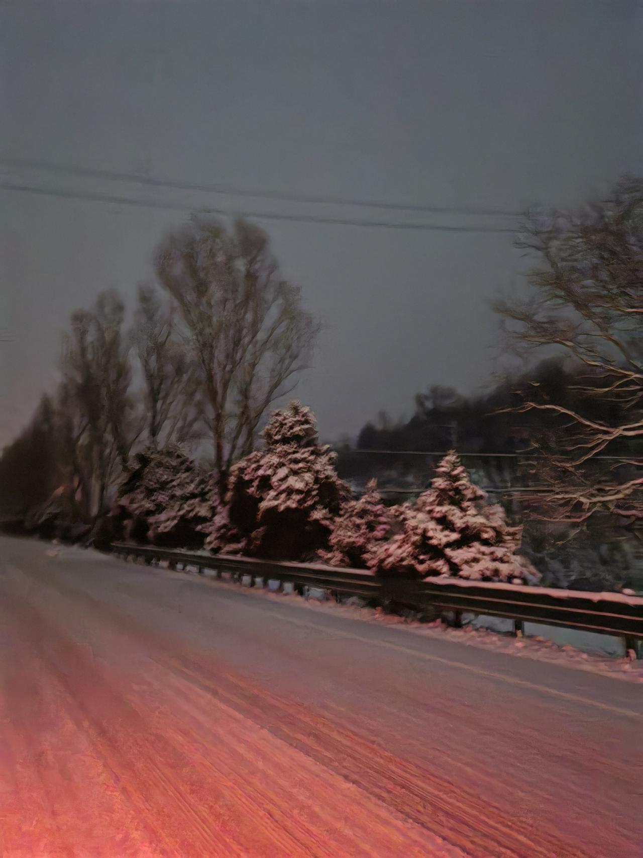 分享一下你随手拍下的照片西安最近大雪纷飞，请看雪夜景色有多么漂亮！
