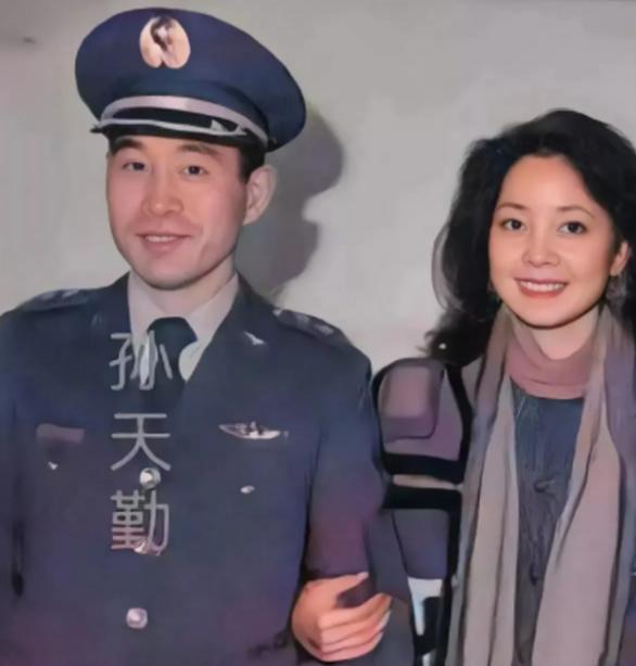 1983年，驾机叛逃的孙天勤和邓丽君的留影。镜头中的他显得趾高气扬，因为终于见到