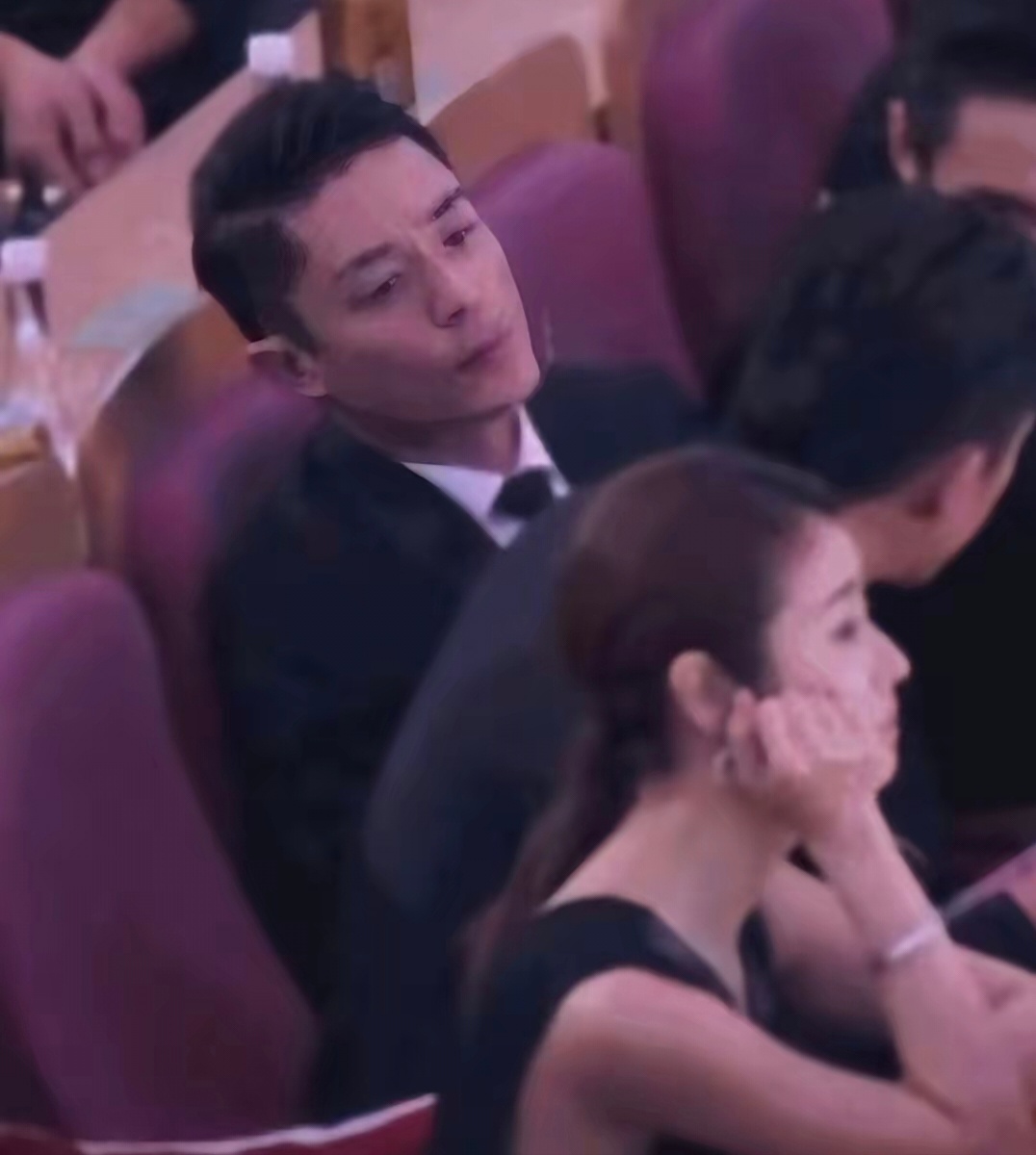 那个时候俩人还没有正式在一起，林心如专心看舞台霍建华就那么一直看着她，林回头看的