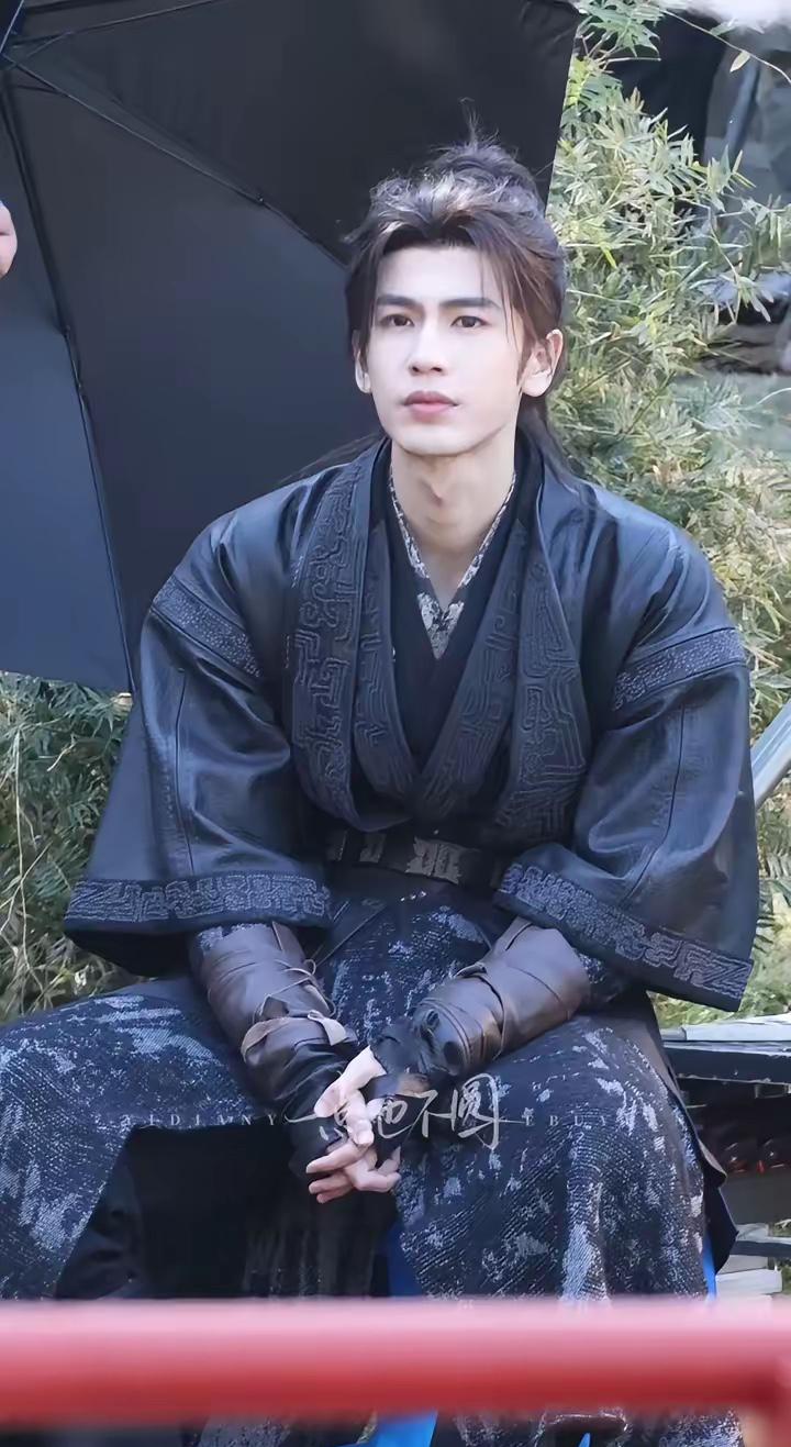 台上一分钟，台下十年功！张凌赫拍戏有多辛苦？光鲜背后全是汗水。这个世界很奇怪，可