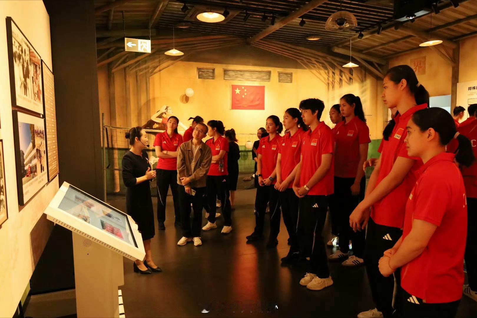 中国🇨🇳女排赴女排精神展示馆参观学习中国女排