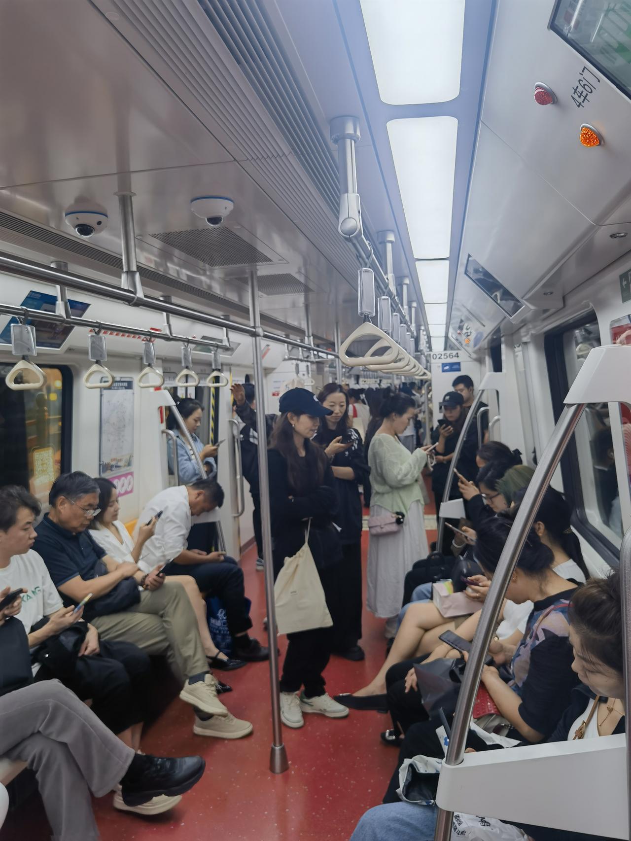 西安太有活力了！晚上22：30分地铁2号线客流量依然爆满，为西安加油！
