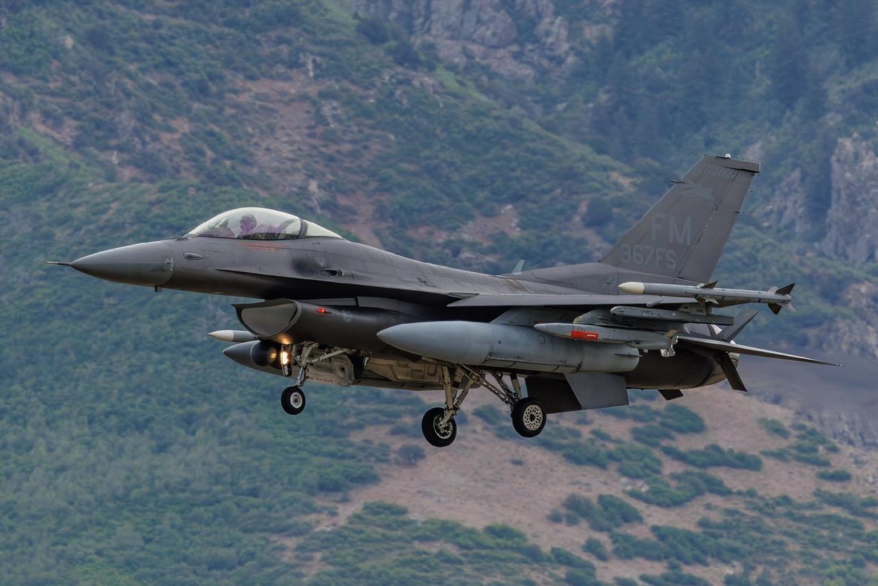 携带ADM-160 MALD（微型空射诱饵）的F-16C。
ADM-160 MA