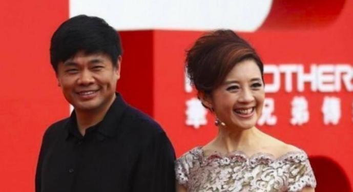 2004年，42岁的亿万富翁丁健爱上了36岁的主持人许戈辉，他对妻子坦言：“给你