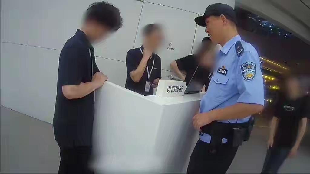 宁波姑娘一口气买5部新手机，总价8.3万余元！
 
“我看她一次性买5部手机，还