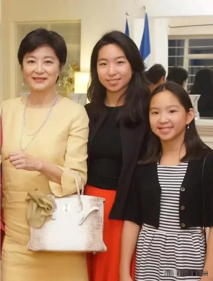 不得不感叹父亲基因的强大，母亲如此之漂亮，女儿好像得不到她半点的优秀基因遗传，实