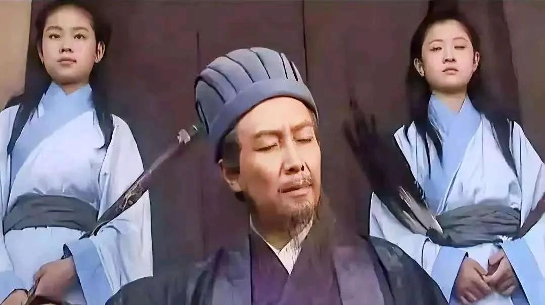 难怪司马懿会退兵，城楼上的两个书童，才是整场空城计最大的关键​
228 年 5 