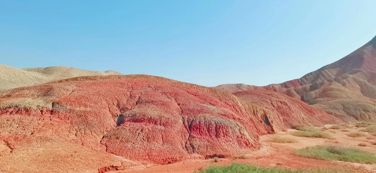 七彩丹霞赋
层峦叠嶂映朝霞，
丹青妙手绘天涯。
红岩黄土交辉映，
大地如画醉游者