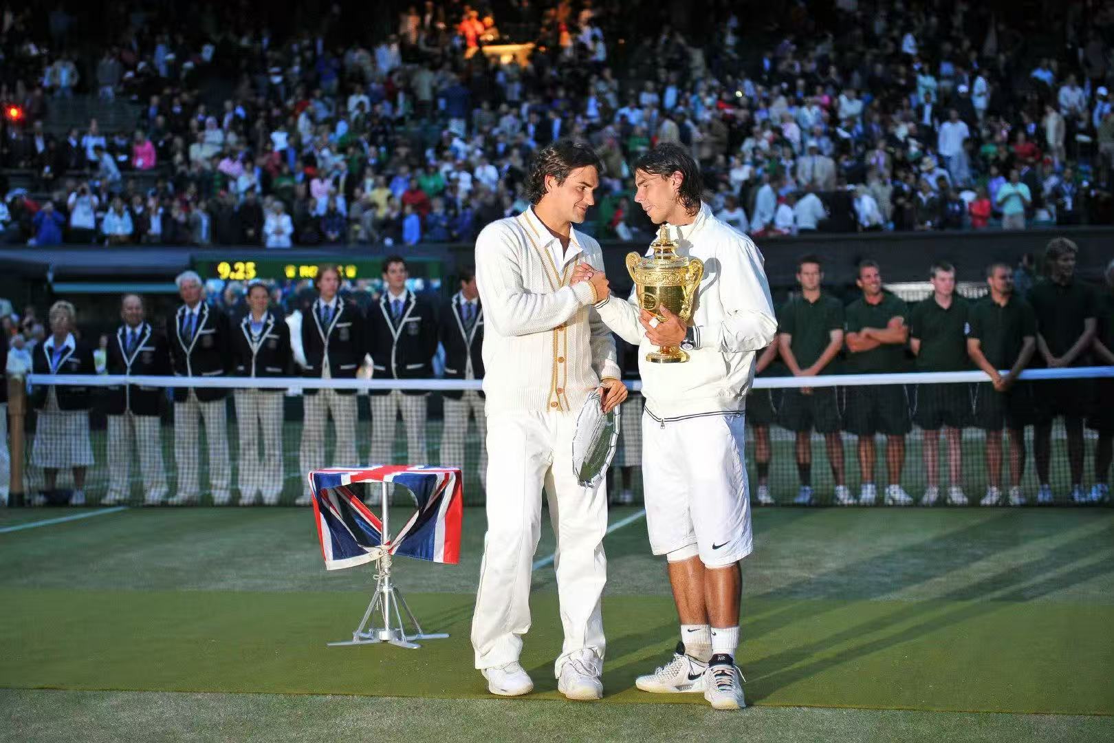「RG回顾 —— 纳达尔首次捧起温网冠军奖杯」2008年，纳达尔与费德勒连续在罗