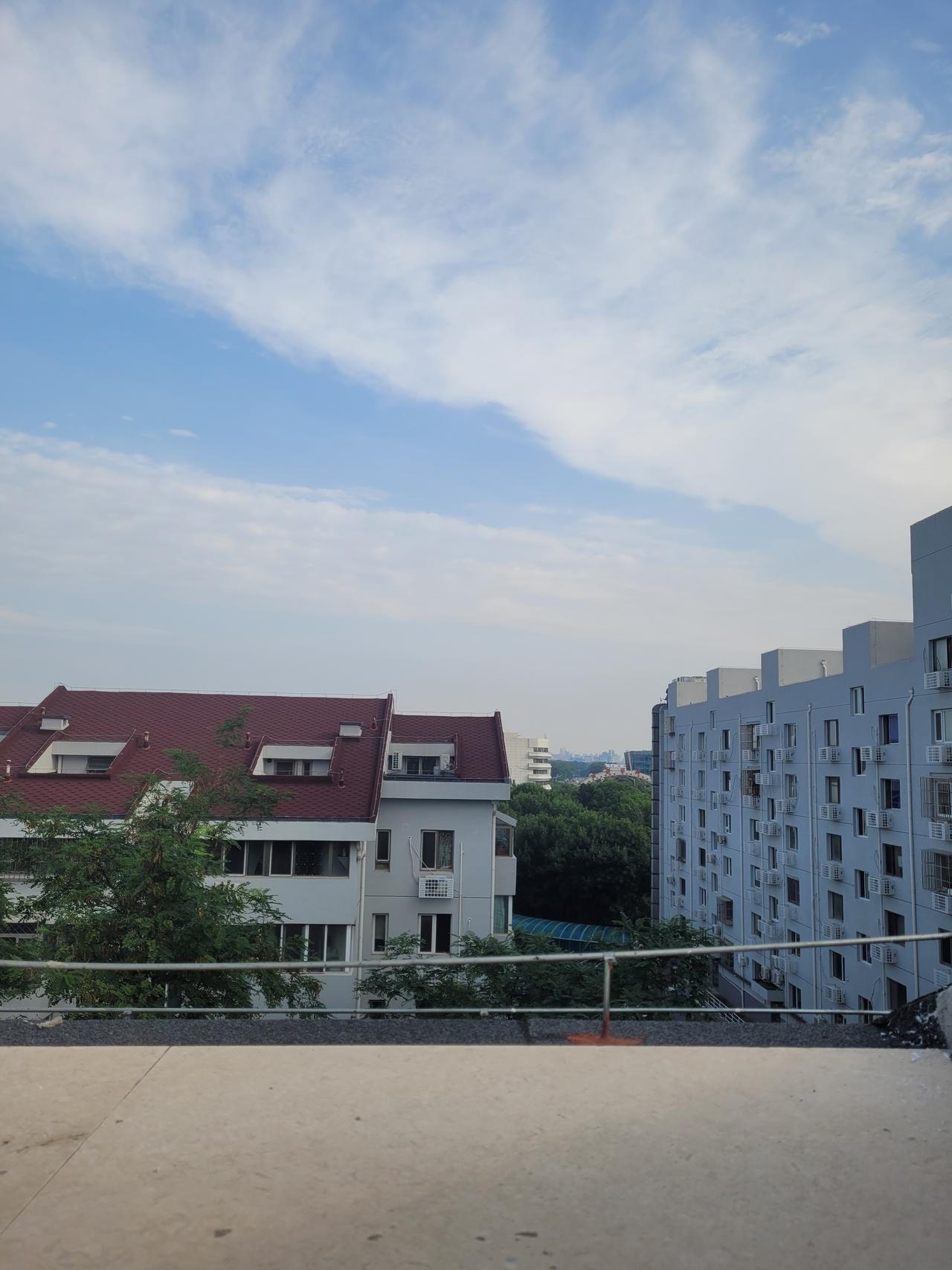 北京前天昨天全天天空灰，显示暴雨红色预警。实际所在海淀与西城大多时间无雨。昨晚看